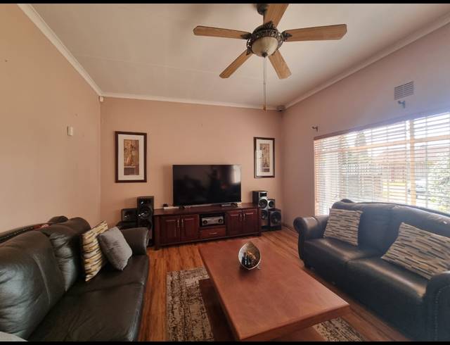3 BEDROOM HOUSE FOR SALE IN VANDERBIJLPARK SE 6